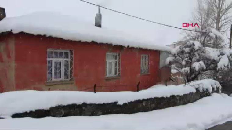 Karlıova’da 25 köy yolu kapandı. Tek katlı evler kara gömüldü 9